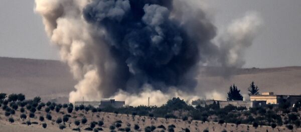 This picture taken from the Turkish Syrian border city of Karkamis in the southern region of Gaziantep, on August 24, 2016 shows smoke billows following air strikes by a Turkish Army jet fighter on the Syrian Turkish border village of Jarabulus during fighting against IS targets - Sputnik Afrique