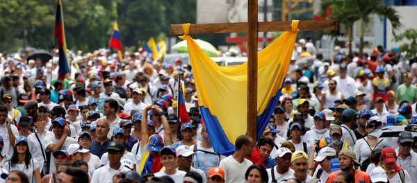 Demonstrators take part in a rally to honour victims of violence during a protest against Venezuela's President Nicolas Maduro's government in Caracas, Venezuela - Sputnik Afrique