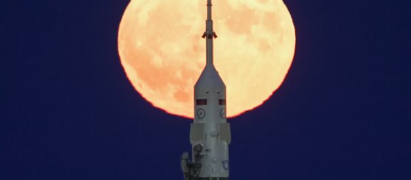 Un Soyouz sur fond de la super Lune - Sputnik Afrique