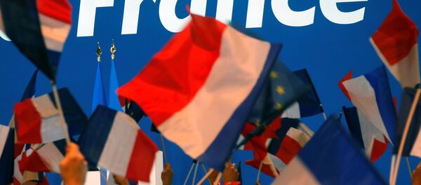 Supporters of Emmanuel Macron, head of the political movement En Marche !, or Onwards !, and candidate for the 2017 French presidential election wait for his arrival at the Parc des Expositions hall in Paris, France April 23, 2017. - Sputnik Afrique