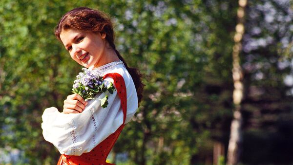 Girl wearing Russian sarafan dress - Sputnik Afrique