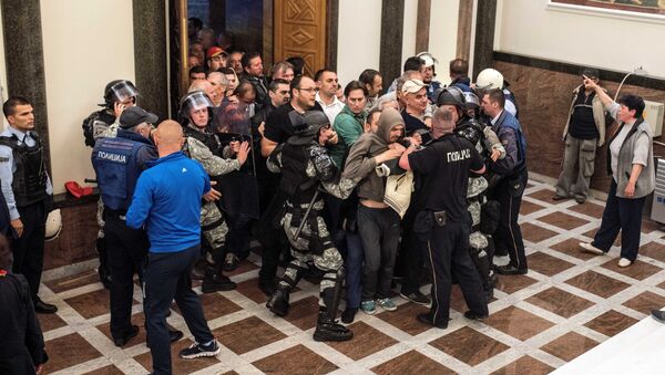 Policemen try to contain protesters trying to enter Macedonia's parliament to protest against against what they said was an unfair vote to elect a parliamentary speaker, following months of political deadlock in the Balkan country in Skopje on April 27, 2017. - Sputnik Afrique