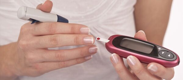 Checking rate of sugar in blood after collecting a blood drop. - Sputnik Afrique