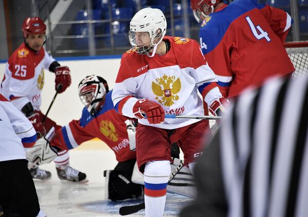 Vladimir Poutine pratique son hockey le 30 avril à l'Arène de glace Chaïba Vladimir Poutine pratique son hockey le 30 avril à l'Arène de glace Chaïba - Sputnik Afrique