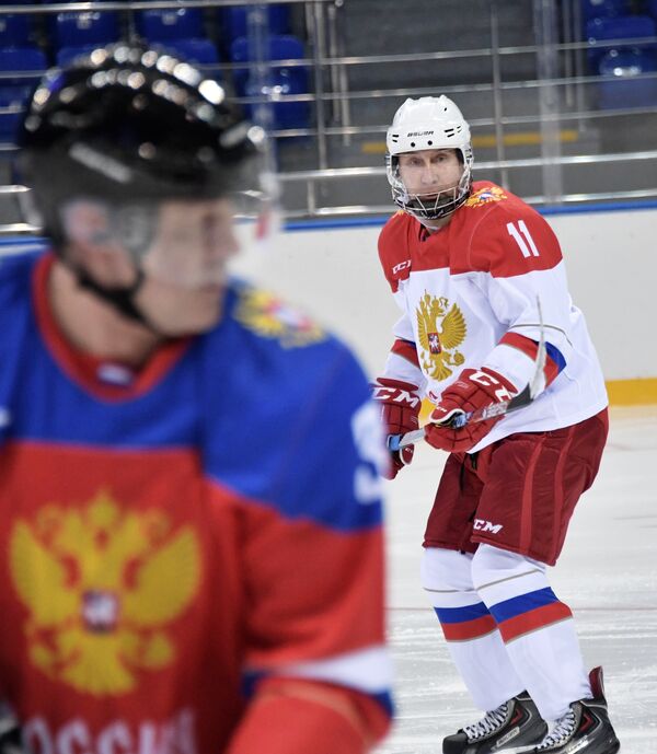 Le dirigeant russe a enfilé son équipement de hockey et est sorti sur la patinoire de l’Arène de glace Chaïba Le dirigeant russe a enfilé son équipement de hockey et est sorti sur la patinoire de l’Arène de glace Chaïba - Sputnik Afrique