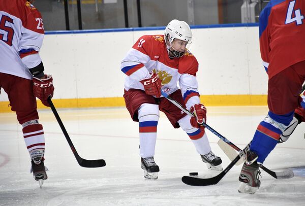 Le Président russe, Vladimir Poutine, a pratiqué son hockey dimanche 30 avril à l'Arène de glace Chaïba Le Président russe, Vladimir Poutine, a pratiqué son hockey dimanche 30 avril à l'Arène de glace Chaïba - Sputnik Afrique