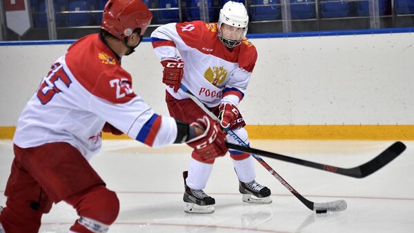 Le Président le plus sportif du monde: Poutine s’entraine au hockey à Sotchi - Sputnik Afrique