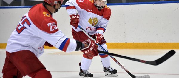 Le Président le plus sportif du monde: Poutine s’entraine au hockey à Sotchi - Sputnik Afrique