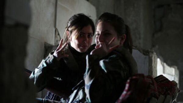 Женщины-снайперы из сирийского женского батальона в укрытии - Sputnik Afrique