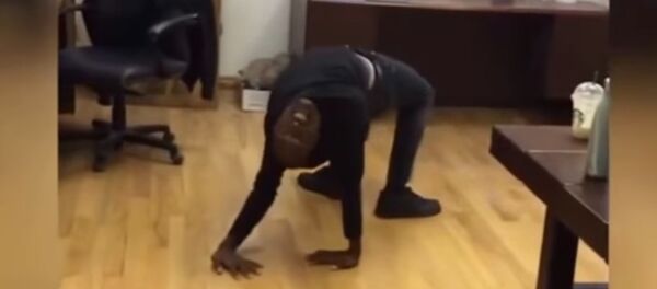 Appelez l’exorciste! Cet homme trop souple effraie les internautes - Sputnik Afrique