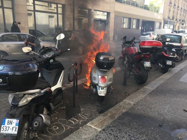 Un scooter visé par un cocktail Molotov Un scooter visé par un cocktail Molotov - Sputnik Afrique
