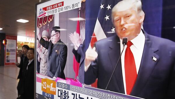 A TV screen shows pictures of U.S. President-elect Donald Trump, right, and North Korean leader Kim Jong Un, at the Seoul Railway Station in Seoul, South Korea, Thursday, Nov. 10, 2016 - Sputnik Afrique