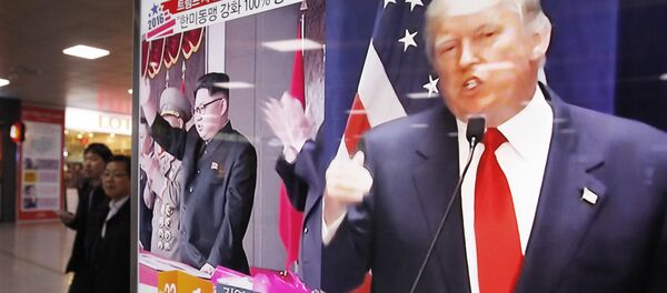 A TV screen shows pictures of U.S. President-elect Donald Trump, right, and North Korean leader Kim Jong Un, at the Seoul Railway Station in Seoul, South Korea, Thursday, Nov. 10, 2016 - Sputnik Afrique