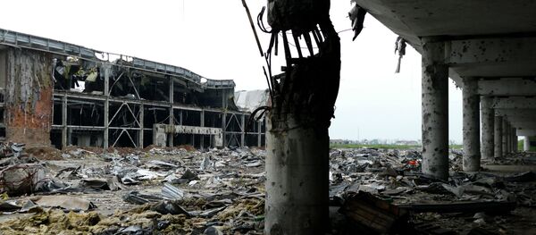 Zerbombter Flughafen in Donezk (Archivbild) - Sputnik Afrique