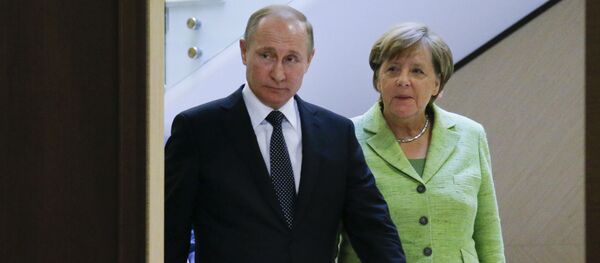 Wladimir Putin und Angela Merkel in Sotschi - Sputnik Afrique