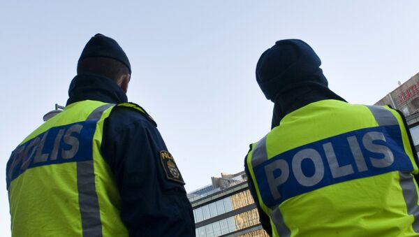 Swedish policemen patrol on December 12, 2010 around the Drottninggatan shopping street in Central Stockholm, a day after an apparent car bomb and a separate blast targeted Christmas shoppers. - Sputnik Afrique