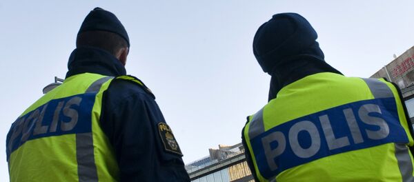Swedish policemen patrol on December 12, 2010 around the Drottninggatan shopping street in Central Stockholm, a day after an apparent car bomb and a separate blast targeted Christmas shoppers. - Sputnik Afrique