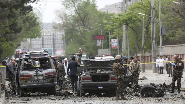 Security forces inspect the site of a suicide attack in Kabul, Afghanistan, Wednesday, May 3 , 2017 - Sputnik Afrique