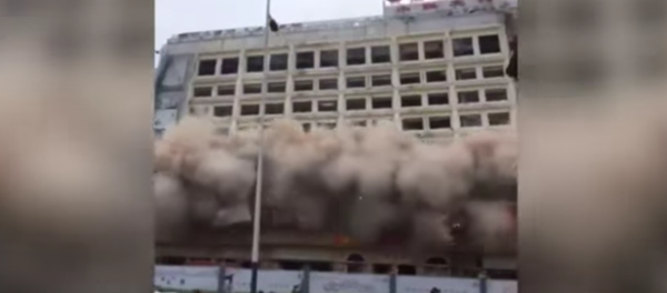 En Chine un immeuble à plusieurs étages a été démoli à quelques mètres des passants - Sputnik Afrique