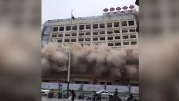 En Chine un immeuble à plusieurs étages a été démoli à quelques mètres des passants - Sputnik Afrique