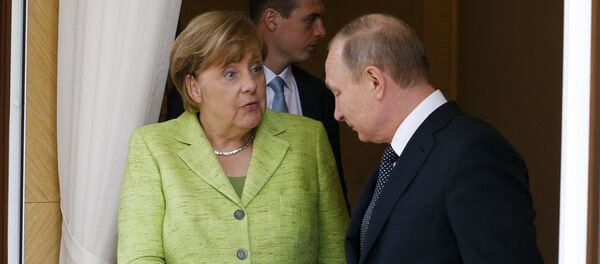 German Chancellor Angela Merkel shakes hands with Russian President Vladimir Putin as she leaves the Bocharov Ruchei state residence in Sochi, Russia, May 2, 2017. - Sputnik Afrique