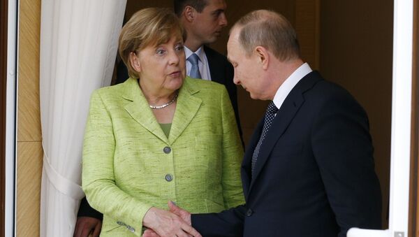 German Chancellor Angela Merkel shakes hands with Russian President Vladimir Putin as she leaves the Bocharov Ruchei state residence in Sochi, Russia, May 2, 2017. - Sputnik Afrique