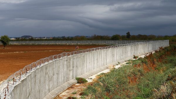 A wall along the border between Turkey and Syria is seen near the southeastern village of Besarslan, in Hatay province, Turkey, November 1, 2016 - Sputnik Afrique