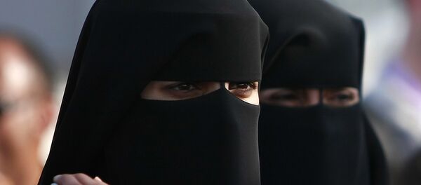 Qatari women attend the first stage of the Tour of Qatar women's cycling race in Doha on February 8, 2009. - Sputnik Afrique