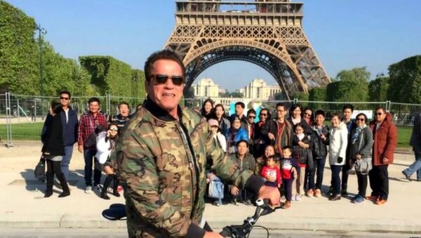Arnold Schwarzenegger a gâché les photos des touristes thaïlandais à Paris - Sputnik Afrique