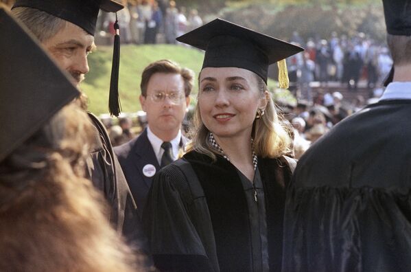 Le 30 mai 1992, Hillary Rodham Clinton reçoit le titre de docteur honoris causa en droit au Hendrix College à Conway. - Sputnik Afrique