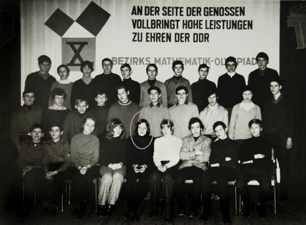 Angela Merkel-Kasner (assise au premier rang au centre) en 1971 parmi les participants d’un concours de maths à Teterow, une ville au nord-est de l’Allemagne. - Sputnik Afrique
