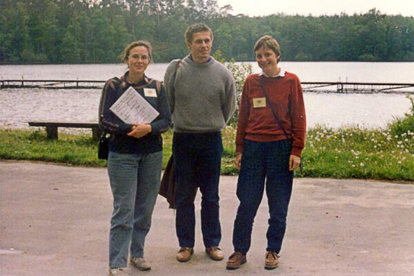 La professeur de chimie Malgorzata Jeziorska, le mari de la future chancelière allemande Joachim Sauer et Angela Merkel en 1989 à Bachotek, en Pologne, pendant l’école d’été dans une université pour les étudiants en chimie. - Sputnik Afrique