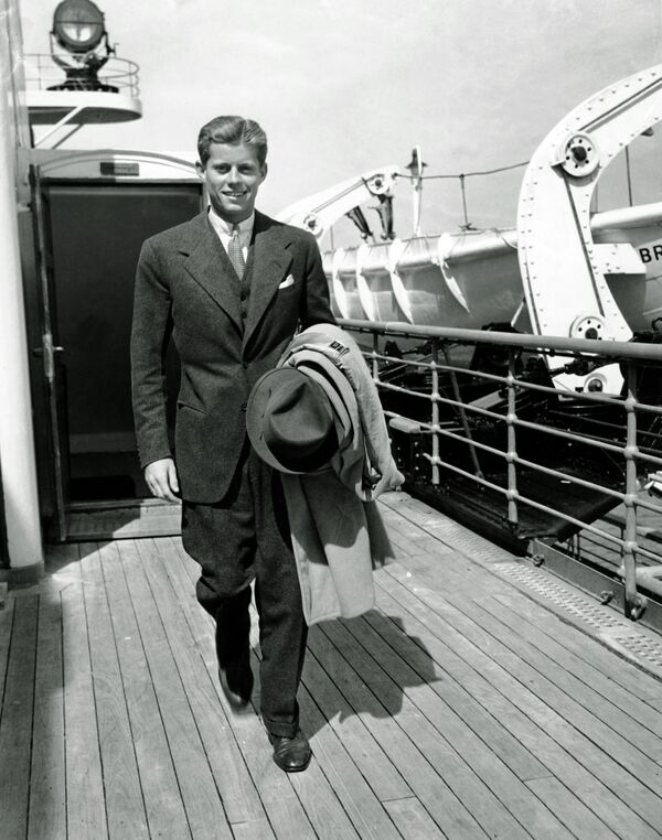 John F. Kennedy, fils de l’ambassadeur américain à Londres Joseph P. Kennedy, arrive à New-York le 8 septembre 1938 à bord du S.S. Bremen après des vacances d’été en Europe. Le jeune Kennedy est revenu aux États-Unis pour entamer sa première année à Harvard. - Sputnik Afrique