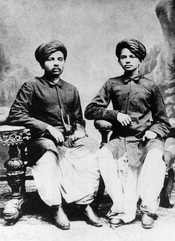 Mahatma Gandhi (à droite) avec son frère Laxmidas en 1886. - Sputnik Afrique
