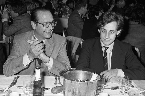 Nicolas Sarkozy à côté du maire de Paris et président du RPR Jacques Chirac lors d'un dîner le 24 mars 1981 à Paris. - Sputnik Afrique
