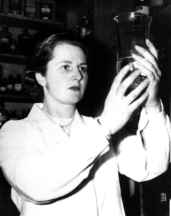 Margaret Roberts au travail dans un laboratoire chimique en 1950. Aux élections qui se tiennent cette année-là au Royaume-Uni, la future Margaret Thatcher est la plus jeune femme candidate du pays. Elle a brigué un mandat de députée dans la circonscription de Dartford, dans le Kent - Sputnik Afrique