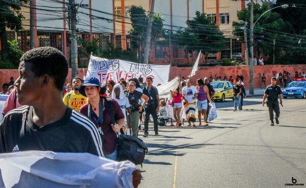Les résidents du Complexo do Alemao manifestent pour demander la paix après cinq jours de combats intenses Les résidents du Complexo do Alemao manifestent pour demander la paix après cinq jours de combats intenses - Sputnik Afrique