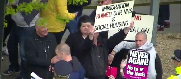 Pro et anti-migrants descendent dans les rues de Londres - Sputnik Afrique
