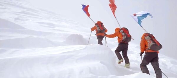 Un drapeau de la victoire planté sur un volcan au Kamtchatka - Sputnik Afrique