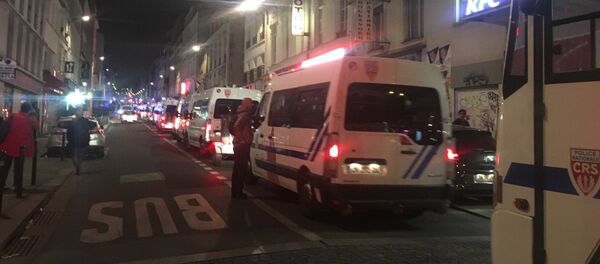 Des véhicules de CRS quadrillent le quartier - Sputnik Afrique