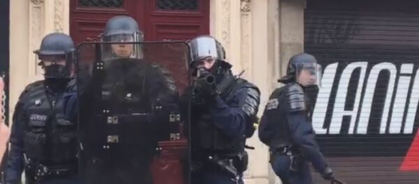 Violents accrochages à Paris: la police passe à tabac des manifestants et des journalistes - Sputnik Afrique