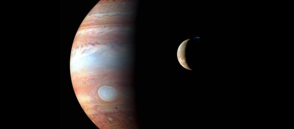 This montage of New Horizons images shows Jupiter and its volcanic moon Io. - Sputnik Afrique