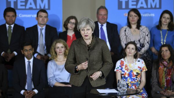 La Première ministre britannique Theresa May fait un discours à Londres devant ses partisans - Sputnik Afrique