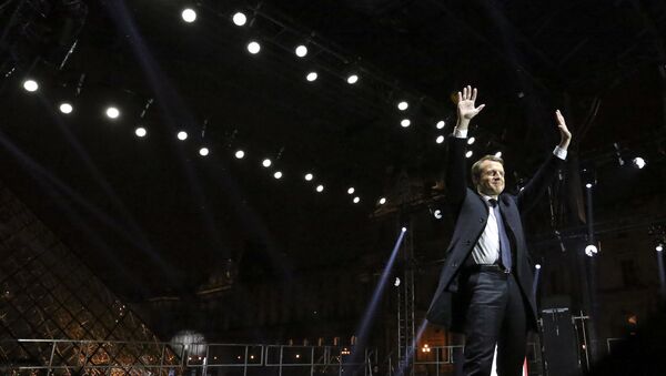 French President-elect Emmanuel Macron celebrates on the stage at his victory rally near the Louvre in Paris, France May 7, 2017. REUTERS/Christian Hartmann - Sputnik Afrique