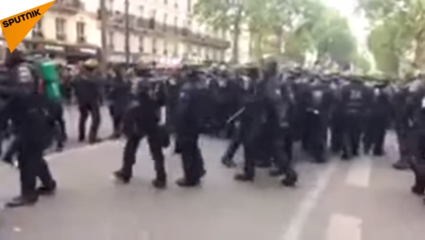 Manif à Paris: violents clashs et correspondante de Sputnik agressée par la police - Sputnik Afrique