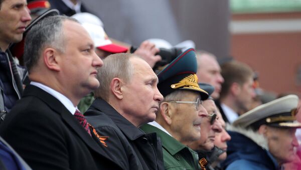 Igor Dodon (premier à gauche) participe au Défilé de la Victoire à Moscou - Sputnik Afrique