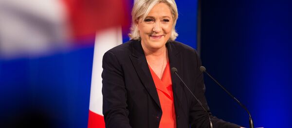 Лидер политической партии Франции Национальный фронт, кандидат в президенты Франции Марин Ле Пен на вечернем мероприятии по итогам голосования во время второго тура президентских выборов во Франции. - Sputnik Afrique