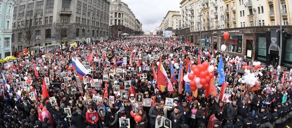 Участники акции Бессмертный полк на Тверской улице в Москве. - Sputnik Afrique