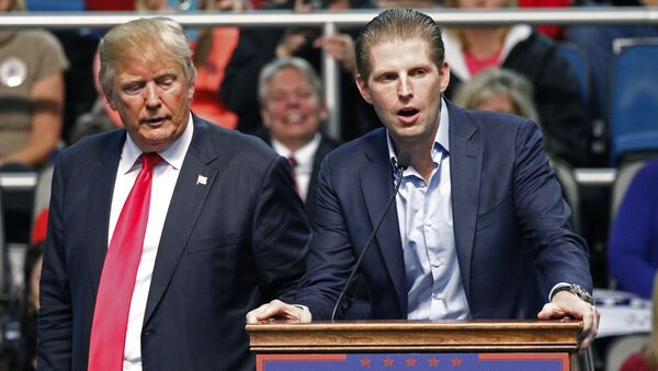 Republican presidential candidate Donald Trump, left, listens as his son Eric Trump speaks during a rally in Biloxi, Miss., Saturday, Jan. 2, 2016. - Sputnik Afrique