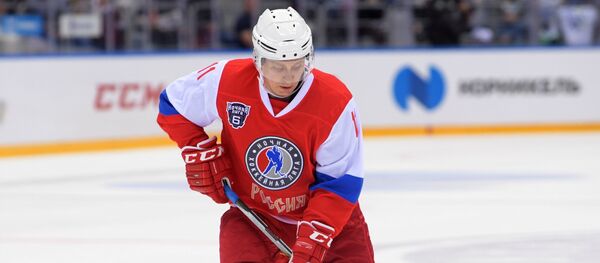 Президент РФ В. Путин принял участие в гала-матче VI Всероссийского фестиваля Ночной хоккейной лиги - Sputnik Afrique